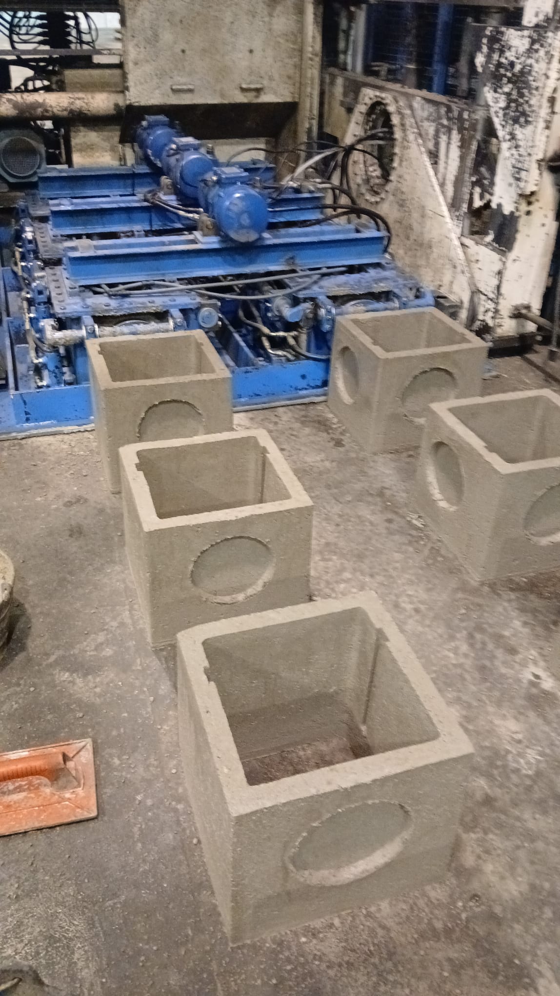 Técnico trabajando en panel de control